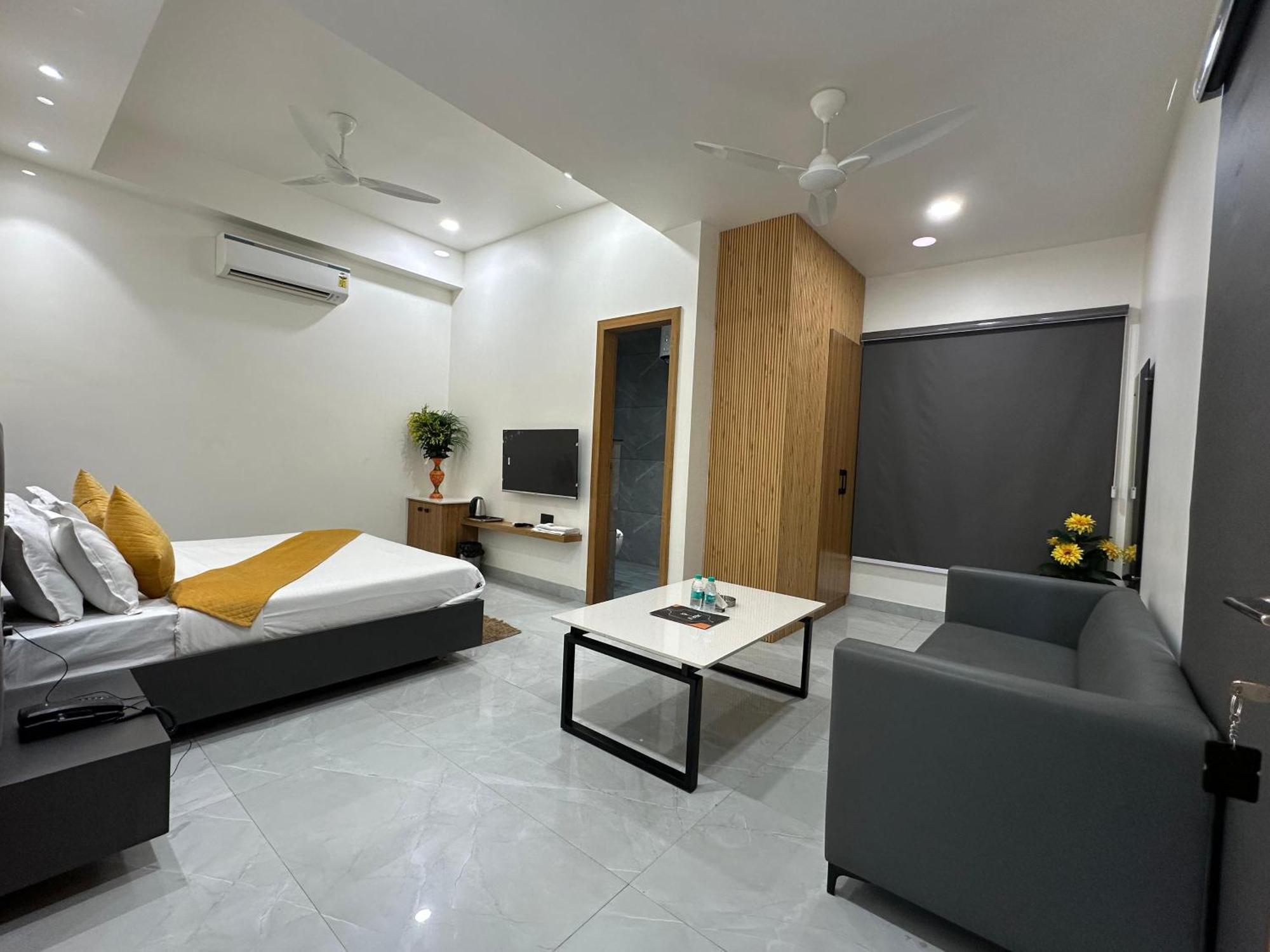Hotel Sky Way Inn Hisar Экстерьер фото