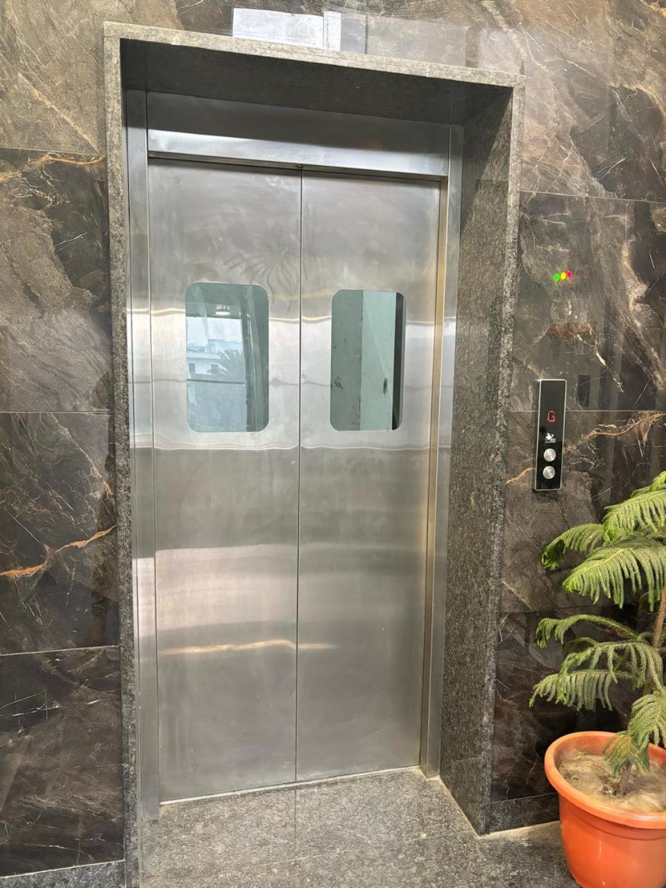 Hotel Sky Way Inn Hisar Экстерьер фото
