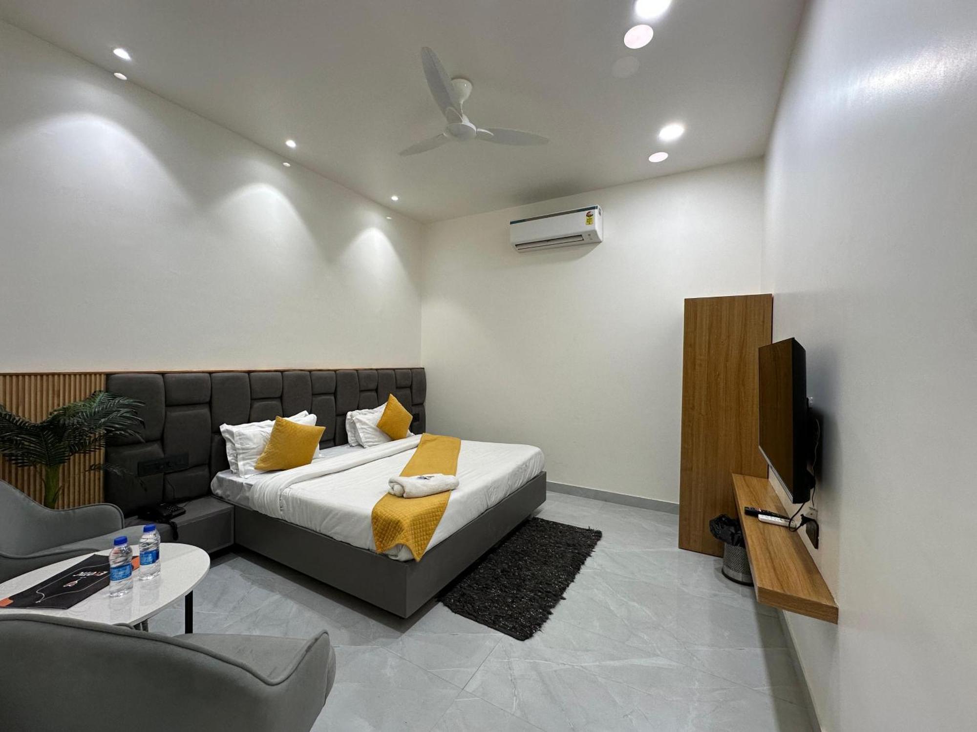Hotel Sky Way Inn Hisar Экстерьер фото