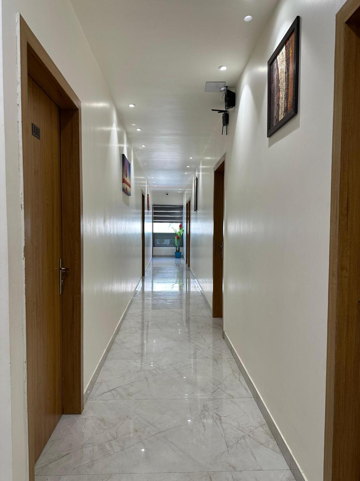 Hotel Sky Way Inn Hisar Экстерьер фото