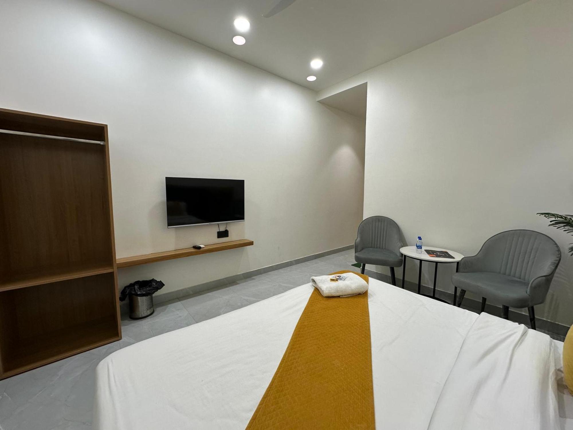Hotel Sky Way Inn Hisar Экстерьер фото