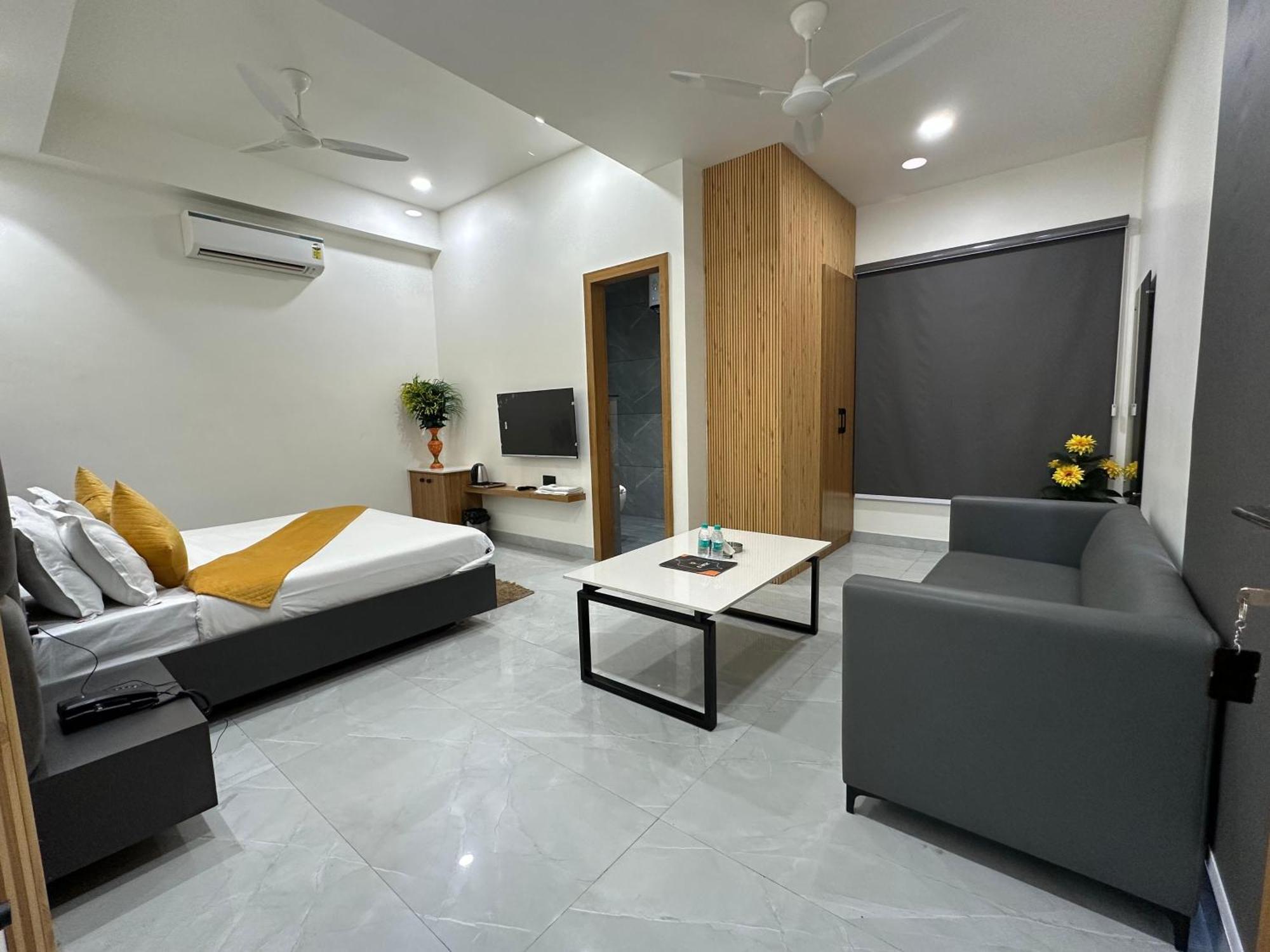 Hotel Sky Way Inn Hisar Экстерьер фото